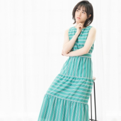 腕汲みして考え込む女性吹きだし用