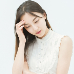 悩む若い女性吹きだし用